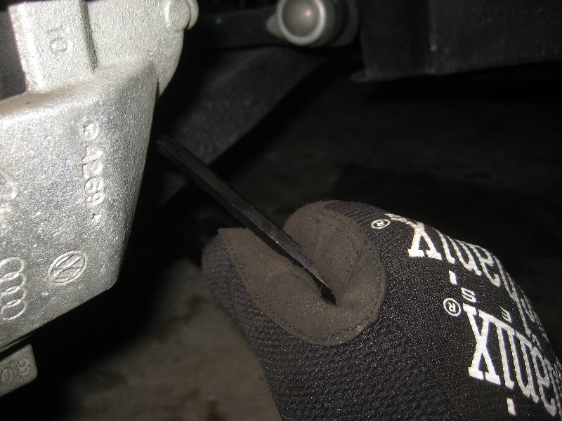 VW-Beetle-Front-Disc-Brake-Pads-Replacement-Guide-018