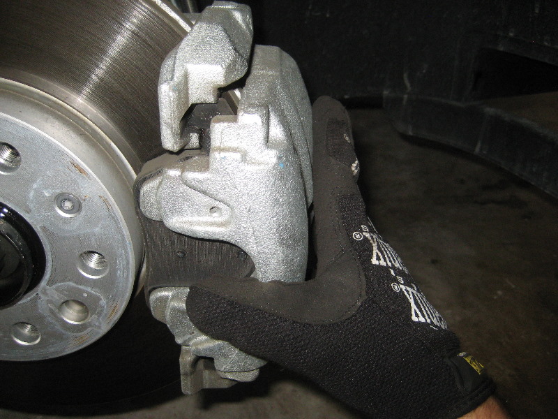 VWBeetleFrontDiscBrakePadsReplacementGuide023