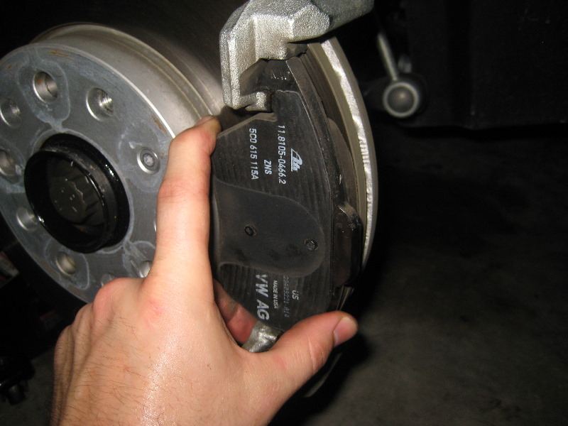 VWBeetleFrontDiscBrakePadsReplacementGuide025