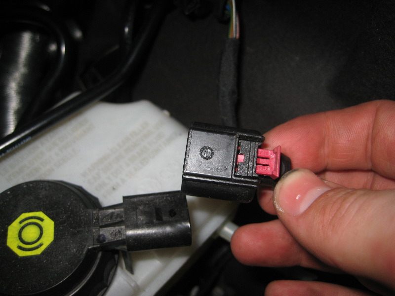 VWBeetleFrontDiscBrakePadsReplacementGuide028