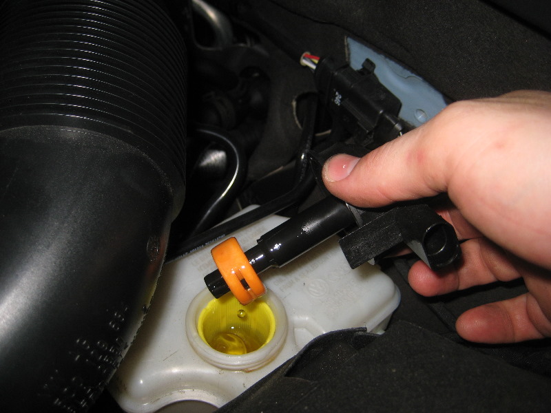 VW-Beetle-Front-Disc-Brake-Pads-Replacement-Guide-029