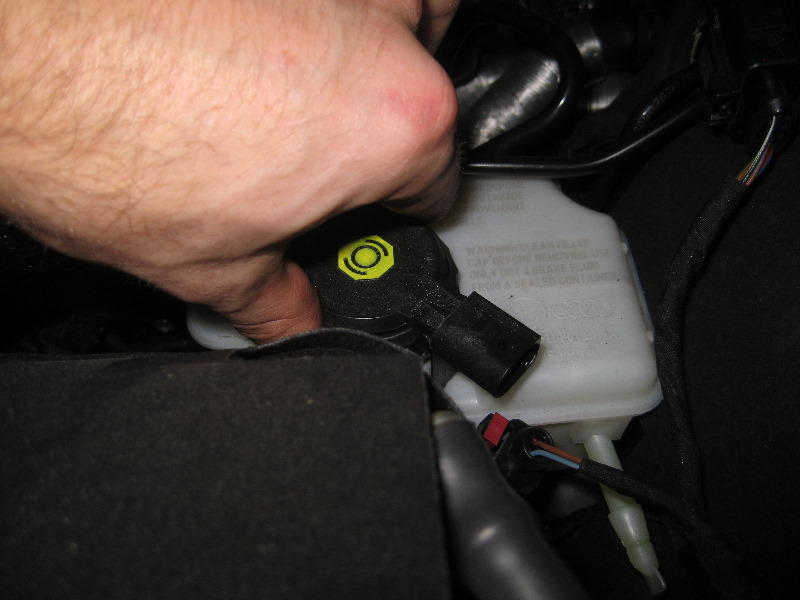 VW-Beetle-Front-Disc-Brake-Pads-Replacement-Guide-031