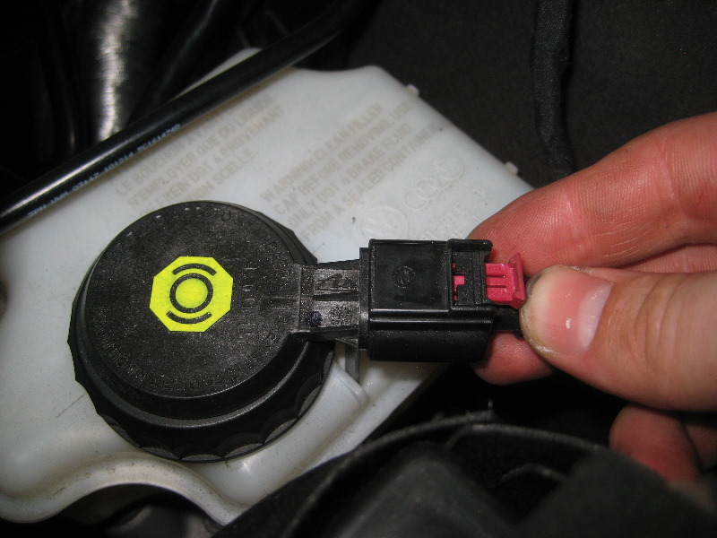 VW-Beetle-Front-Disc-Brake-Pads-Replacement-Guide-032