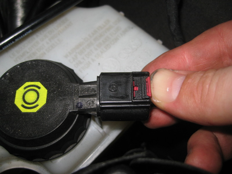 VW-Beetle-Front-Disc-Brake-Pads-Replacement-Guide-033