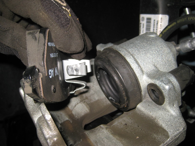 VW-Beetle-Front-Disc-Brake-Pads-Replacement-Guide-034
