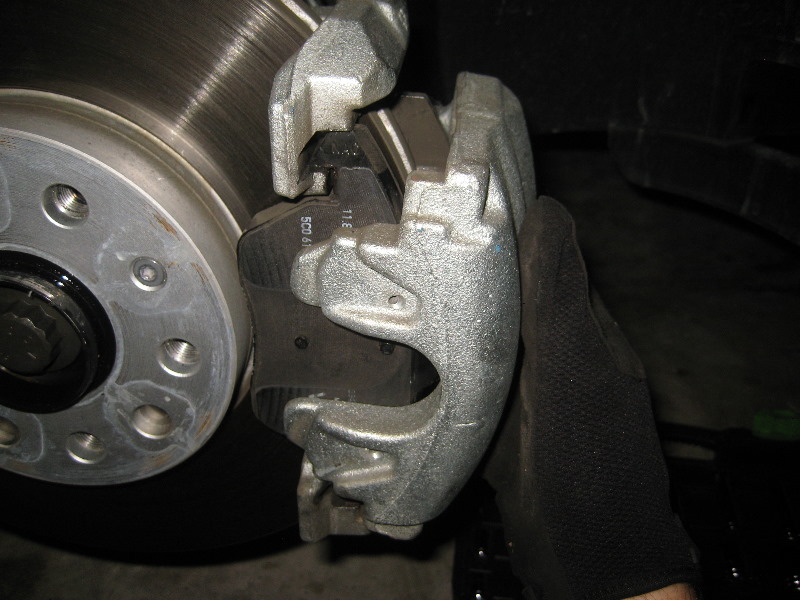 VW-Beetle-Front-Disc-Brake-Pads-Replacement-Guide-037