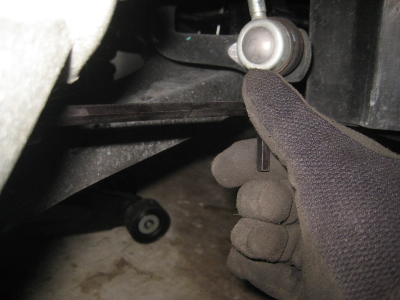 VW-Beetle-Front-Disc-Brake-Pads-Replacement-Guide-040