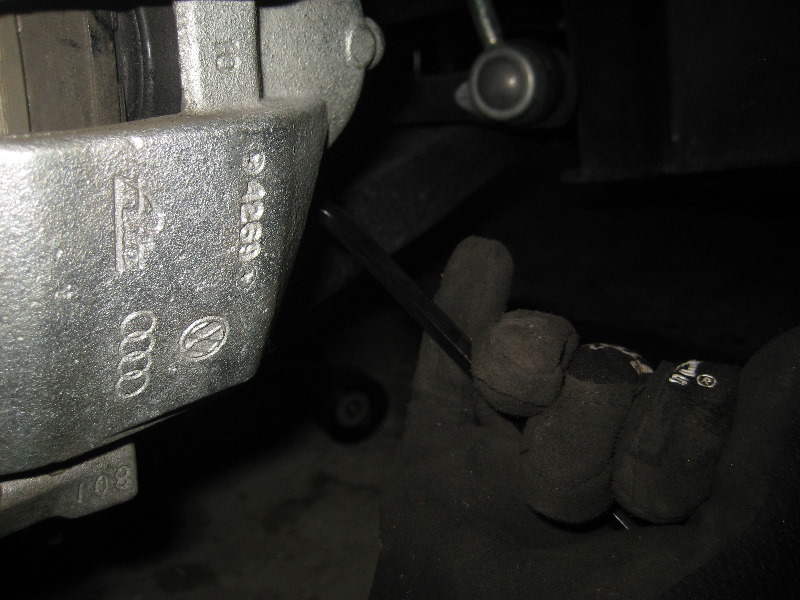 VW-Beetle-Front-Disc-Brake-Pads-Replacement-Guide-042