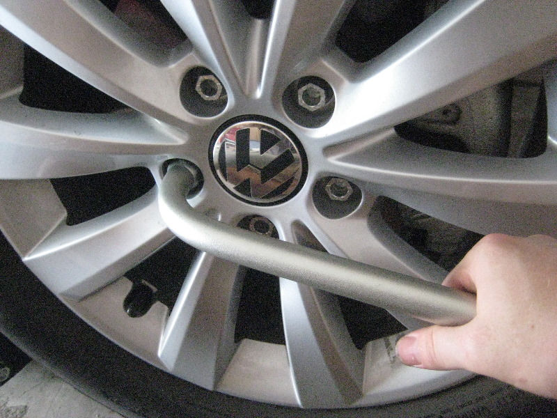 VW-Beetle-Front-Disc-Brake-Pads-Replacement-Guide-048