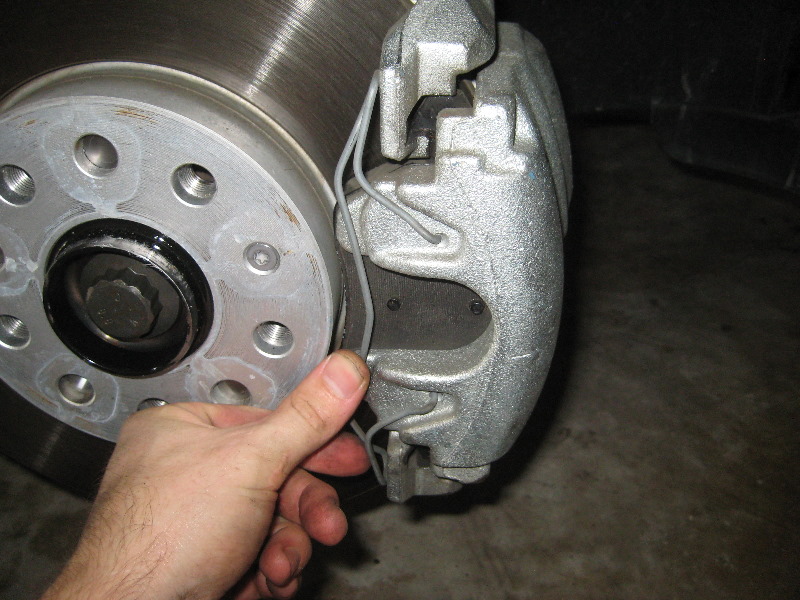 VWBeetleFrontDiscBrakePadsReplacementGuide051