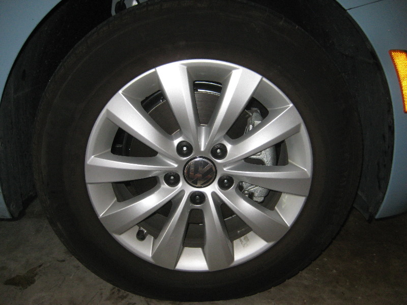 VW-Beetle-Front-Disc-Brake-Pads-Replacement-Guide-054