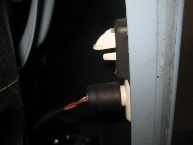 VW-Beetle-Front-Side-Marker-Light-Bulb-Replacement-Guide-008