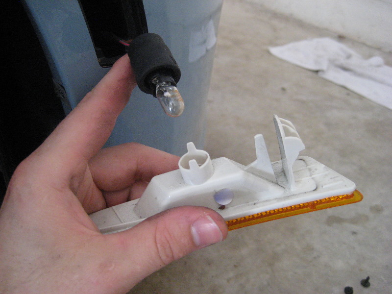 VWBeetleFrontSideMarkerLightBulbReplacementGuide010