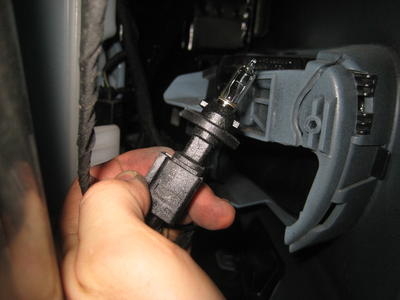 VWBeetleFrontTurnSignalLightBulbReplacementGuide009