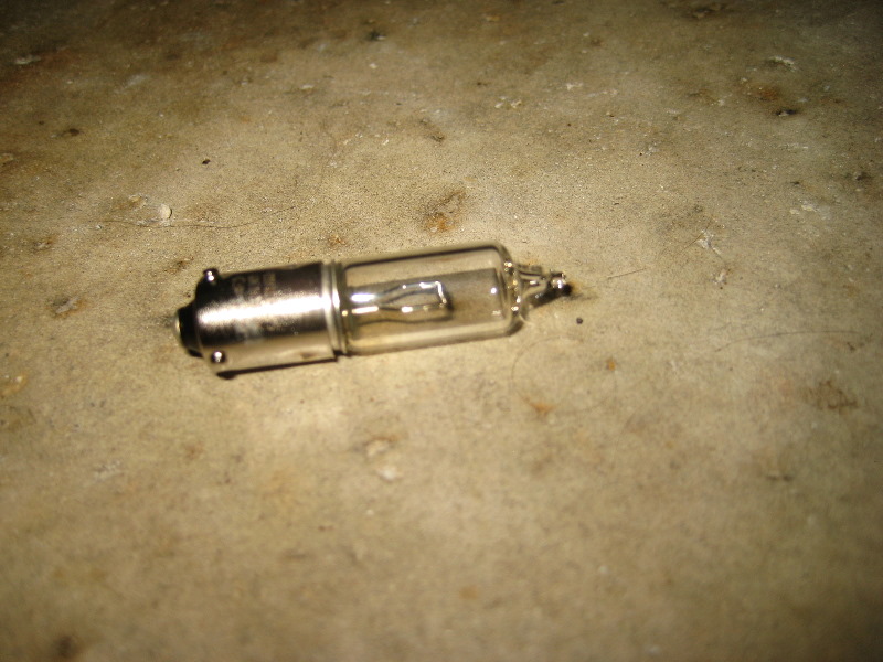 VWBeetleFrontTurnSignalLightBulbReplacementGuide011