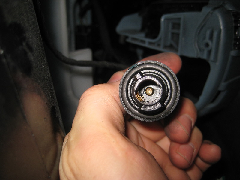 VWBeetleFrontTurnSignalLightBulbReplacementGuide012