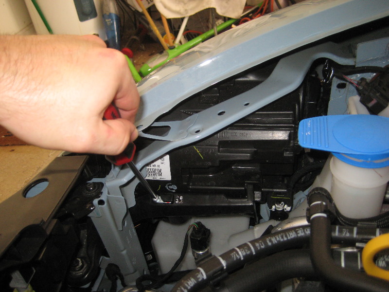 VWBeetleHeadlightBulbsReplacementGuide004