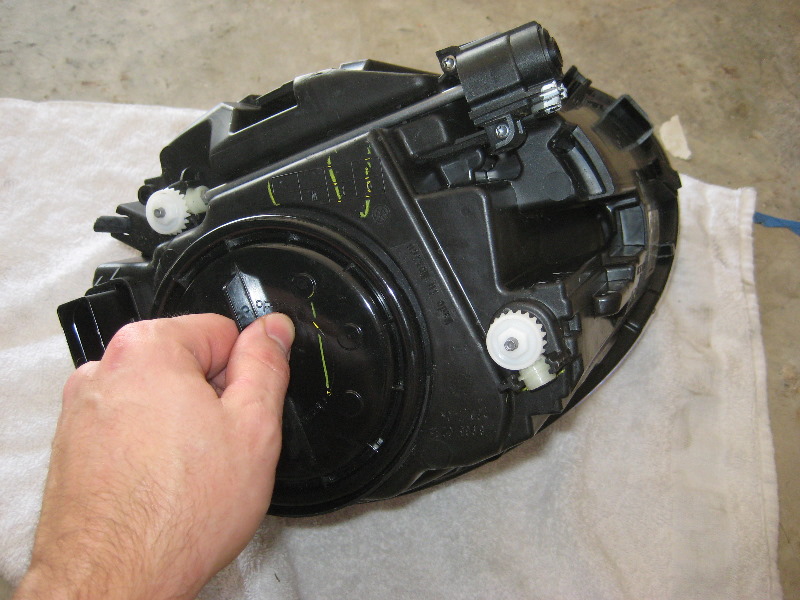 VWBeetleHeadlightBulbsReplacementGuide011