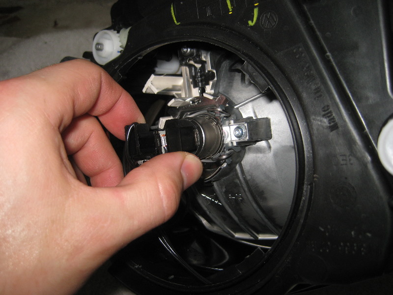 VWBeetleHeadlightBulbsReplacementGuide014