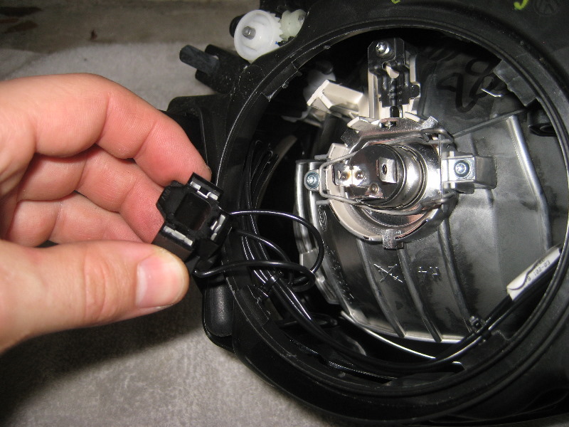 VW-Beetle-Headlight-Bulbs-Replacement-Guide-015