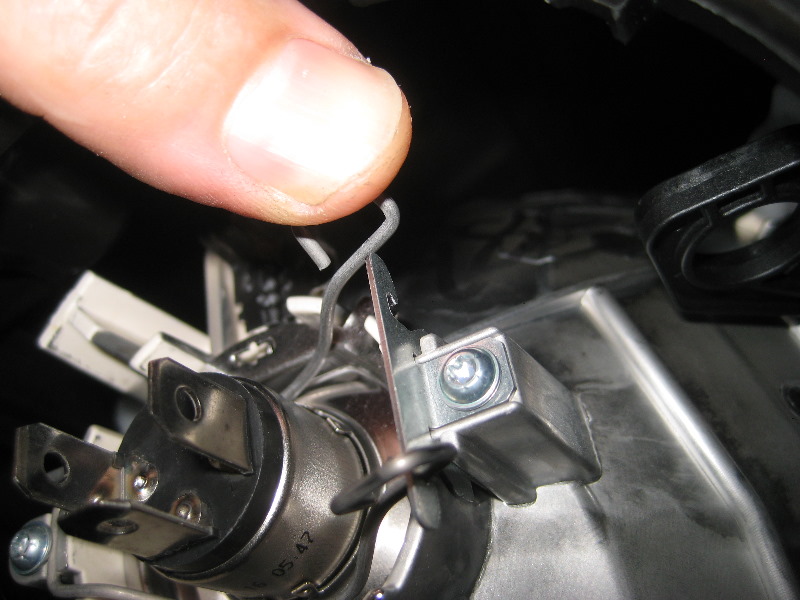 VWBeetleHeadlightBulbsReplacementGuide016