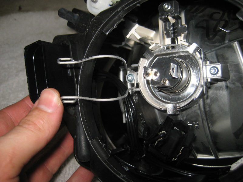 VWBeetleHeadlightBulbsReplacementGuide018