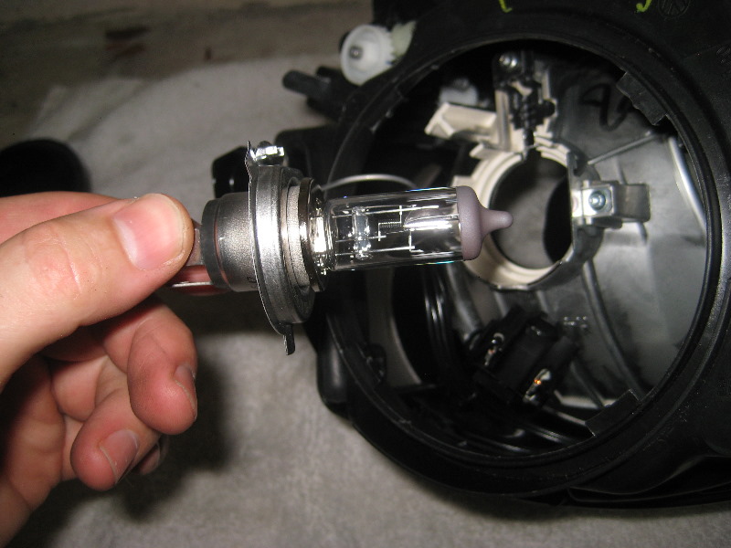 VWBeetleHeadlightBulbsReplacementGuide019