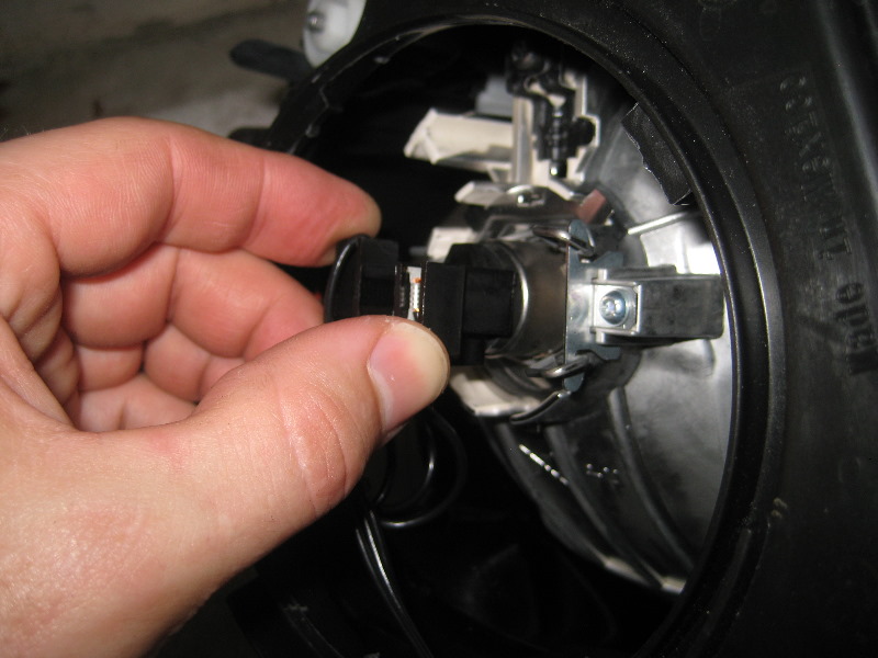 VW-Beetle-Headlight-Bulbs-Replacement-Guide-023