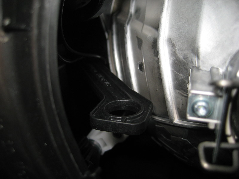 VWBeetleHeadlightBulbsReplacementGuide025