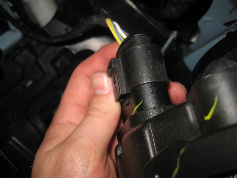 VWBeetleHeadlightBulbsReplacementGuide033