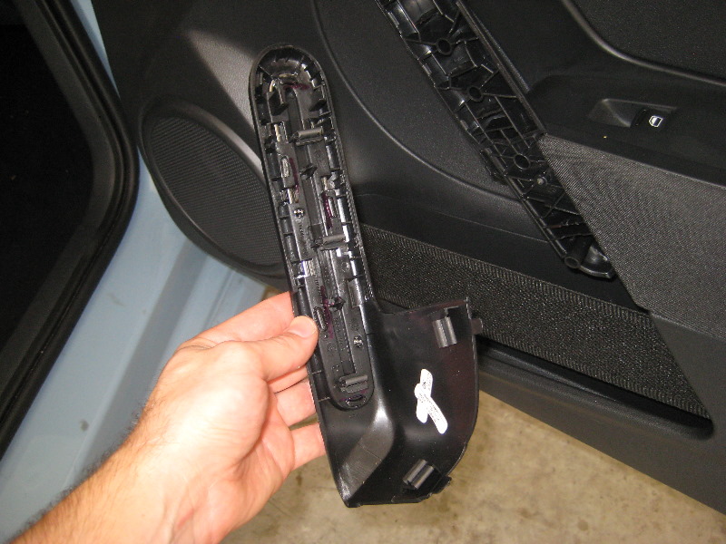 VW-Beetle-Interior-Door-Panel-Removal-Guide-004