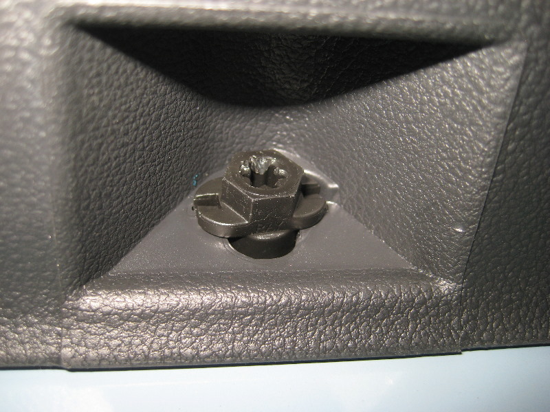 VW-Beetle-Interior-Door-Panel-Removal-Guide-007