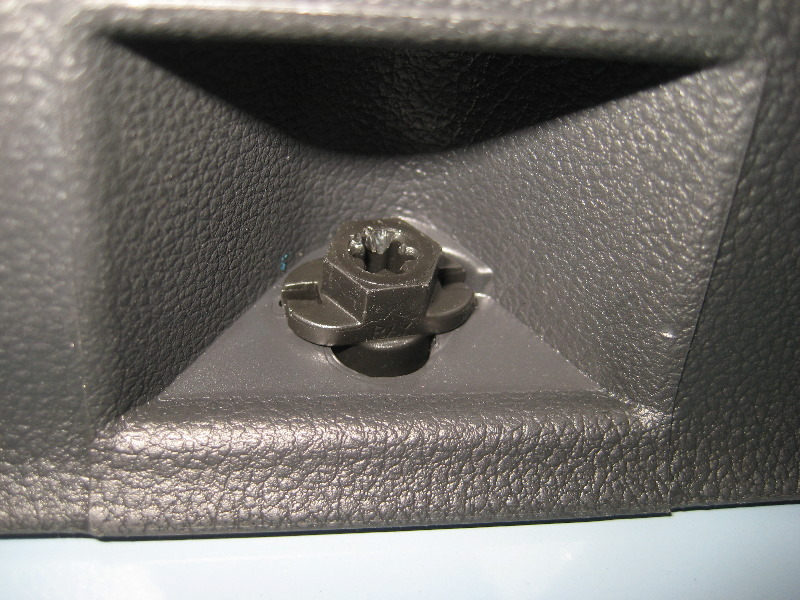 VW-Beetle-Interior-Door-Panel-Removal-Guide-007