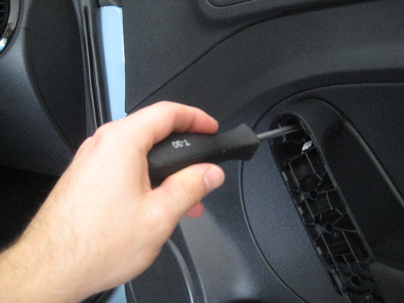 VW-Beetle-Interior-Door-Panel-Removal-Guide-011