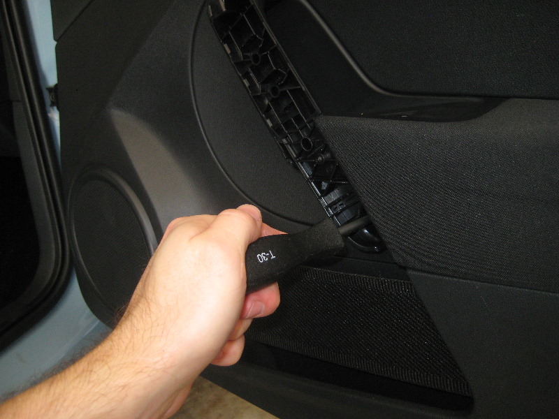 VW-Beetle-Interior-Door-Panel-Removal-Guide-012