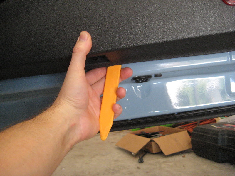 VW-Beetle-Interior-Door-Panel-Removal-Guide-014