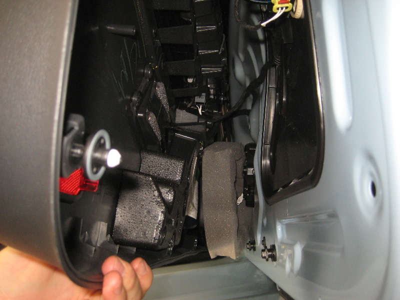 VW-Beetle-Interior-Door-Panel-Removal-Guide-015