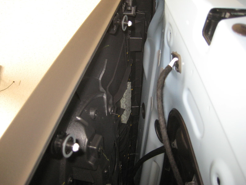 VW-Beetle-Interior-Door-Panel-Removal-Guide-016