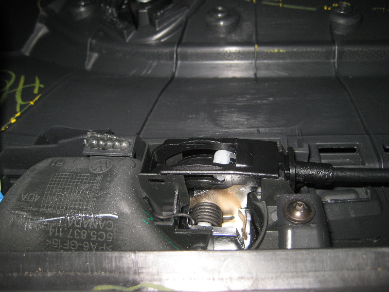 VW-Beetle-Interior-Door-Panel-Removal-Guide-019