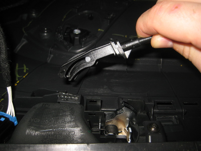 VW-Beetle-Interior-Door-Panel-Removal-Guide-021