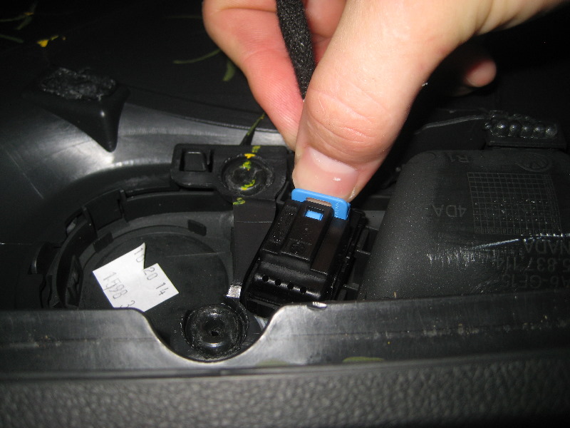 VW-Beetle-Interior-Door-Panel-Removal-Guide-022