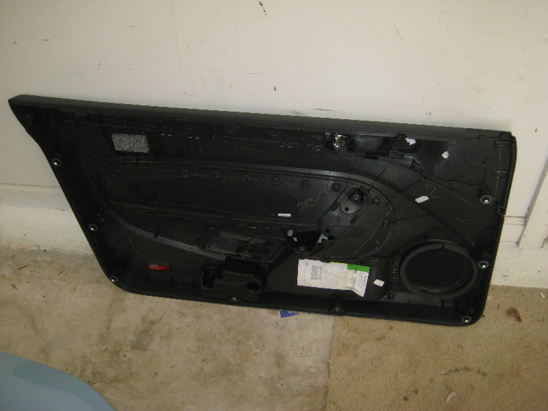 VW-Beetle-Interior-Door-Panel-Removal-Guide-024