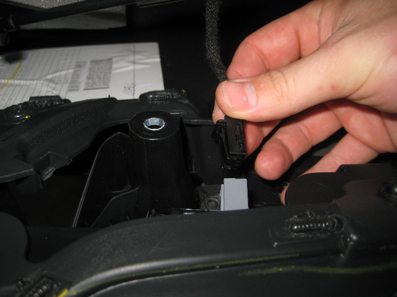 VW-Beetle-Interior-Door-Panel-Removal-Guide-029