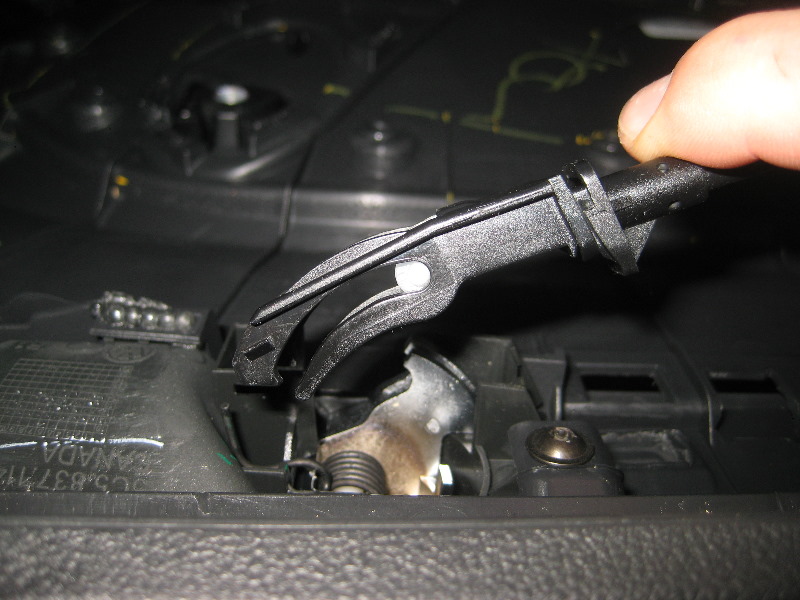 VW-Beetle-Interior-Door-Panel-Removal-Guide-031