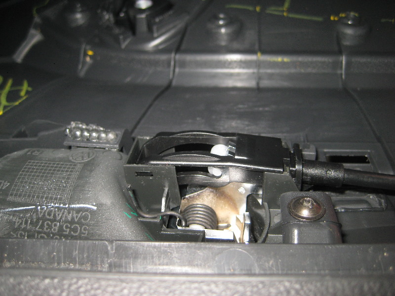 VW-Beetle-Interior-Door-Panel-Removal-Guide-032