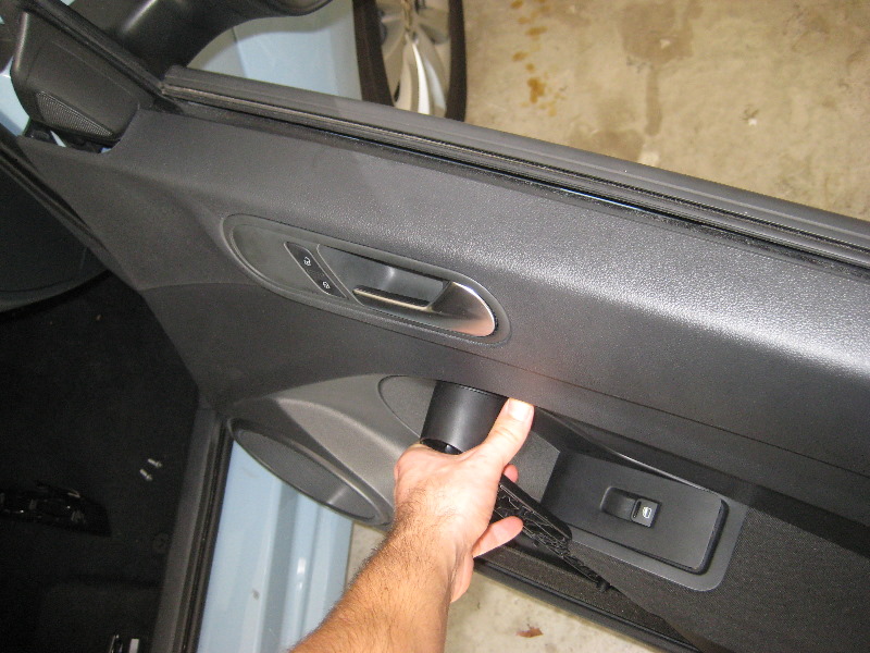 VW-Beetle-Interior-Door-Panel-Removal-Guide-033
