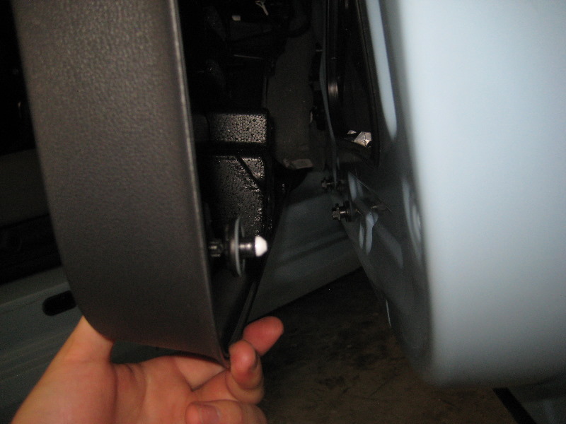 VW-Beetle-Interior-Door-Panel-Removal-Guide-035