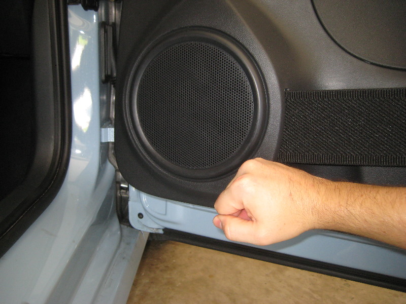 VW-Beetle-Interior-Door-Panel-Removal-Guide-036