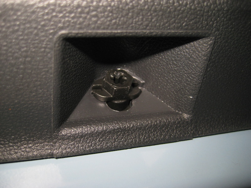 VW-Beetle-Interior-Door-Panel-Removal-Guide-039