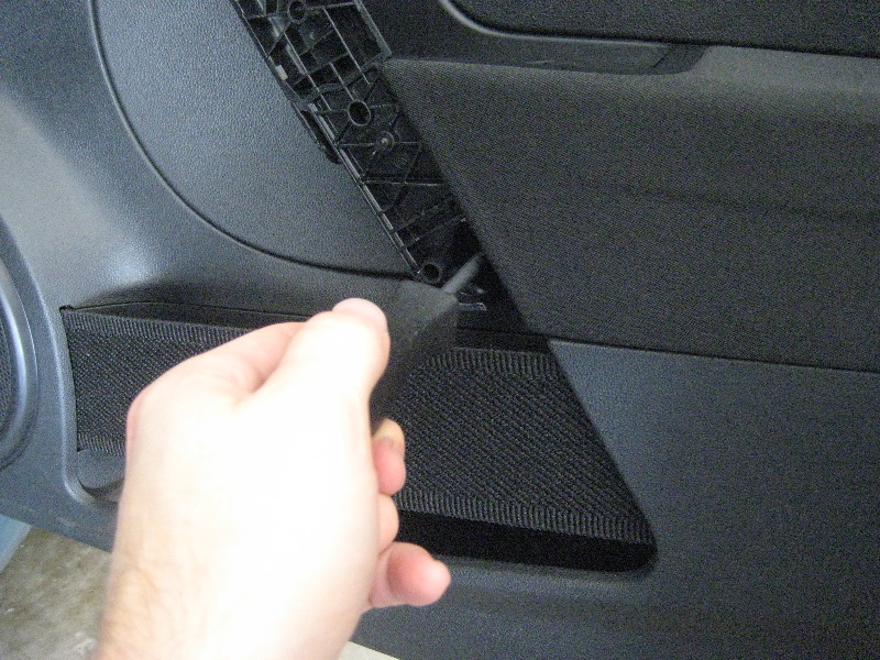 VW-Beetle-Interior-Door-Panel-Removal-Guide-041